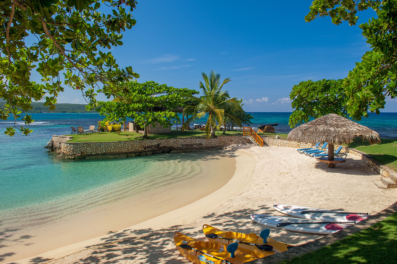 Fortlands Point on the Beach, Jamaica Villa by Linda Smith