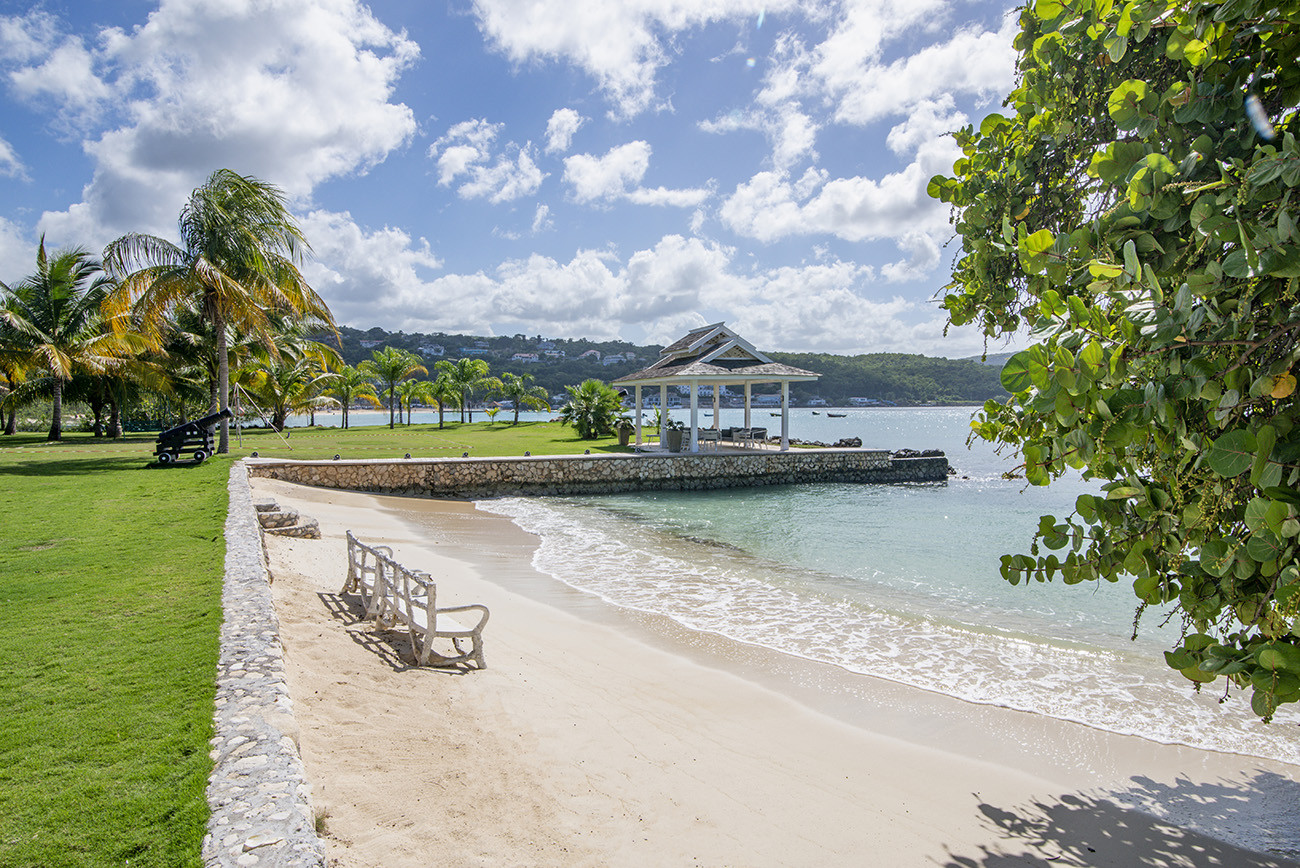 A Summer Place On The Beach 7 Bedroom Villa In Discovery Bay A Summer Place On The Beach 7 Bedroom Villa In Discovery Bay