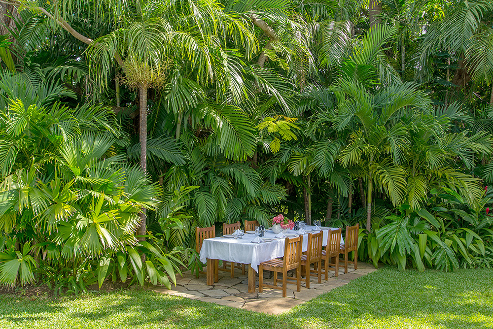 Al fresco dining in the garden