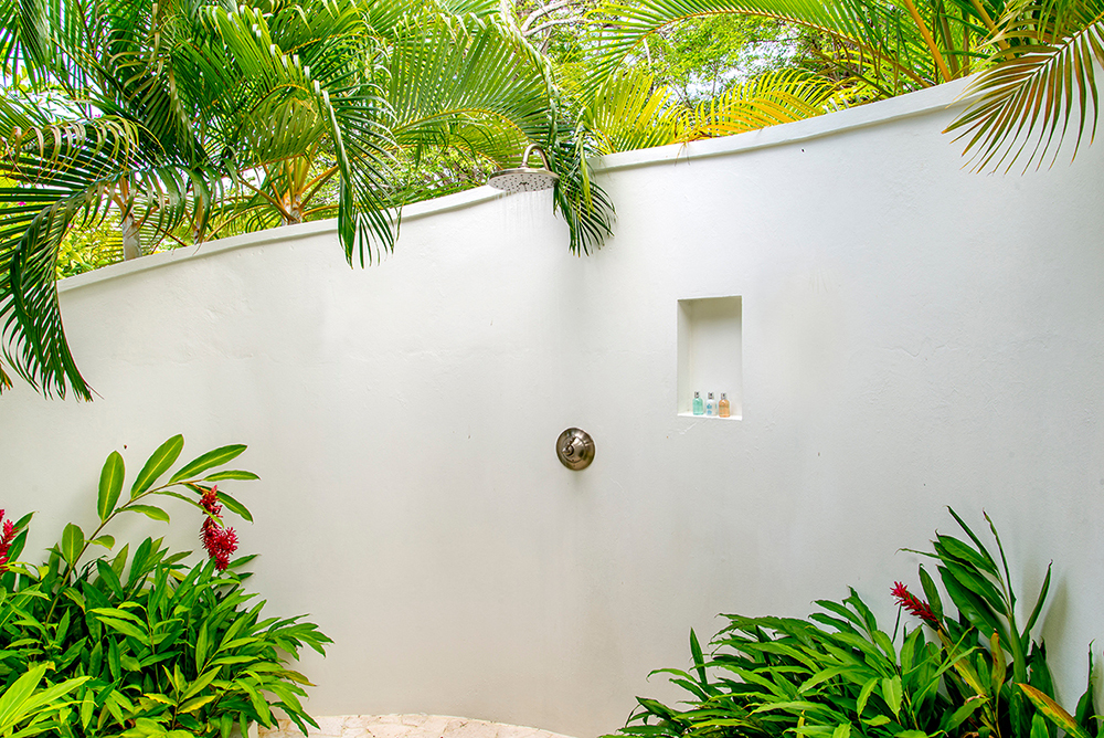 Every bedroom comes with an en-suite bathroom ... each of which connects to its own garden shower for bathing under palm trees, sun and stars.  Tropical and very private.