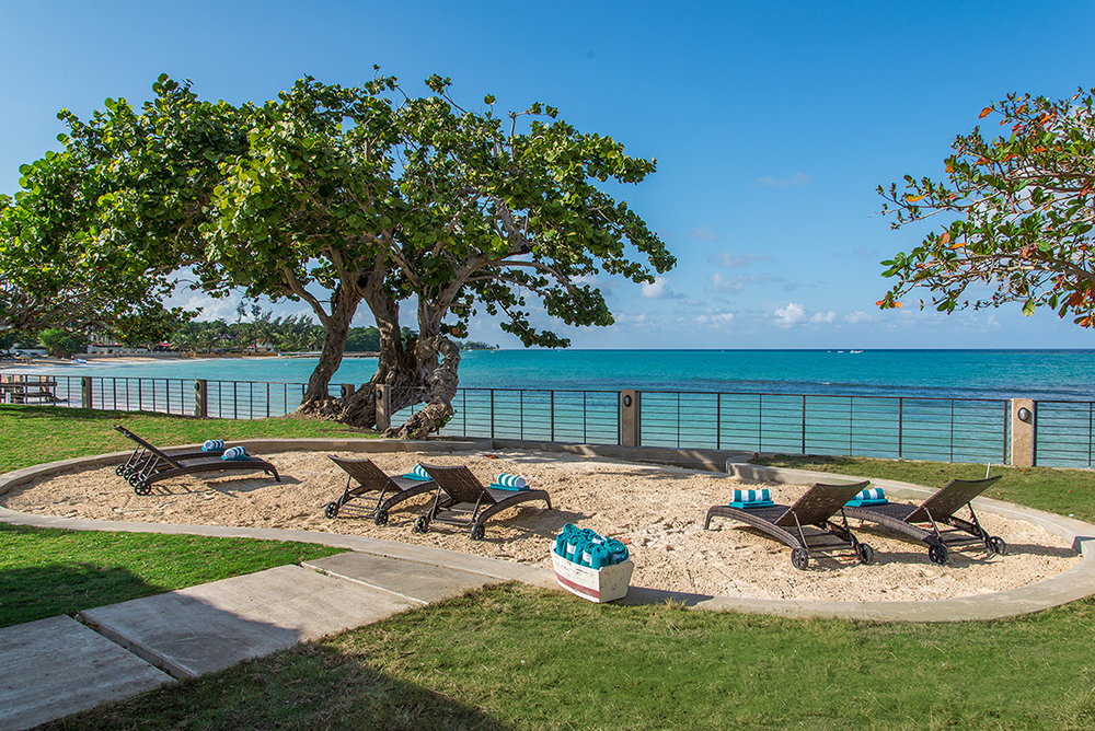 Canoe Cove on the Beach, Jamaica Villa by Linda Smith