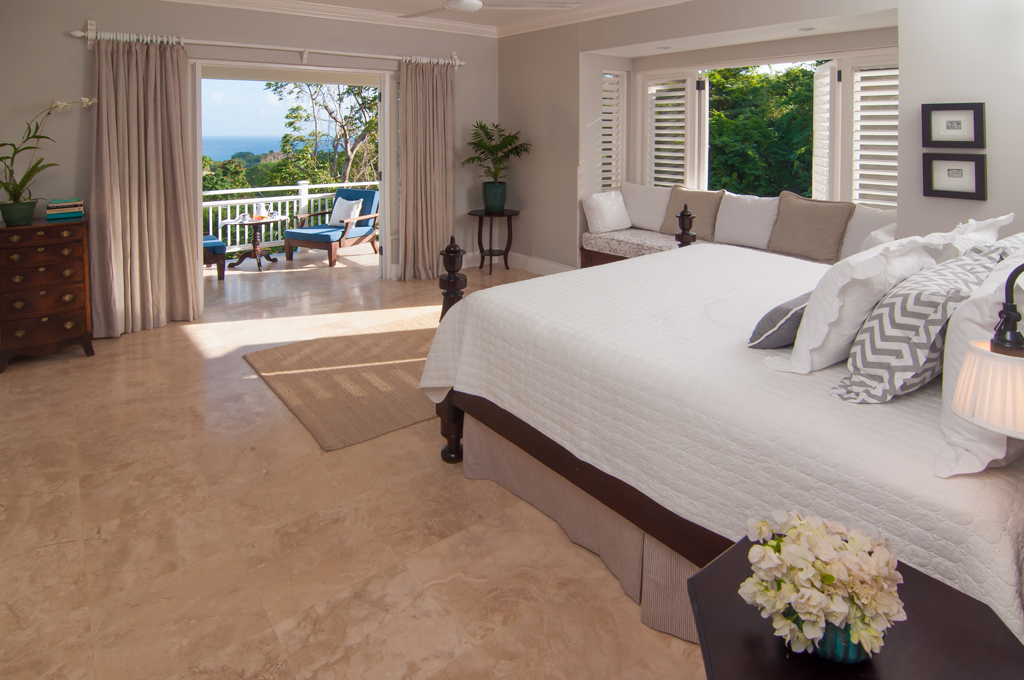 ACCOMMODATIONS
Distinctive at Windward is its pairing of adjacent parent and child bedrooms in three groupings.

Three Master Bedrooms feature kingsize beds ...