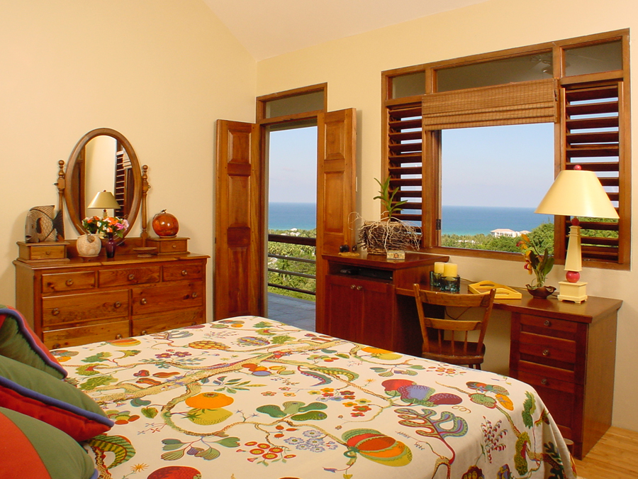 Bedding can be kingsize or twins. Television is cable. The bathroom has a Jacuzzi and a shower.

The Cottage is served by staff from the main house, including room service.