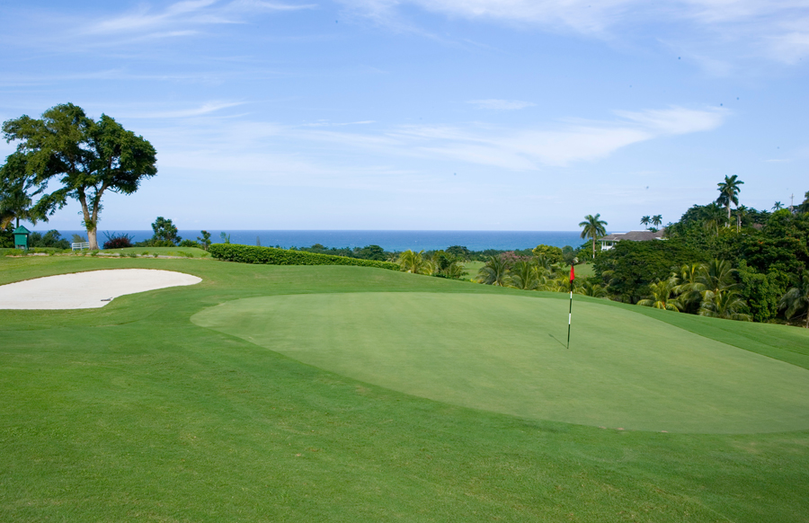 Significant is Haystack’s location on the 2,200-acre Tryall Club and 18-hole championship golf course. Additional Club amenities include the beach club, fitness center, excellent tennis facil