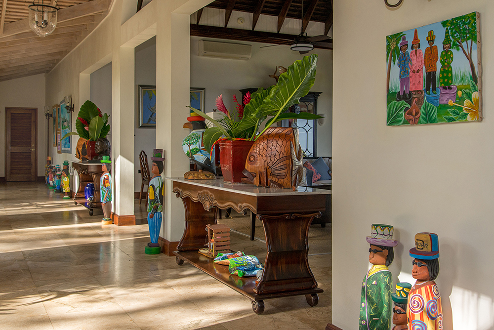 ACCOMMODATIONS
In the Main Villa, a colorful corridor leads to 
four private bedrooms, glamorous and comfortable in Colonial style.